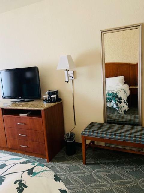Wingate By Wyndham Elkins Hotel Екстериор снимка