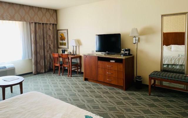 Wingate By Wyndham Elkins Hotel Екстериор снимка